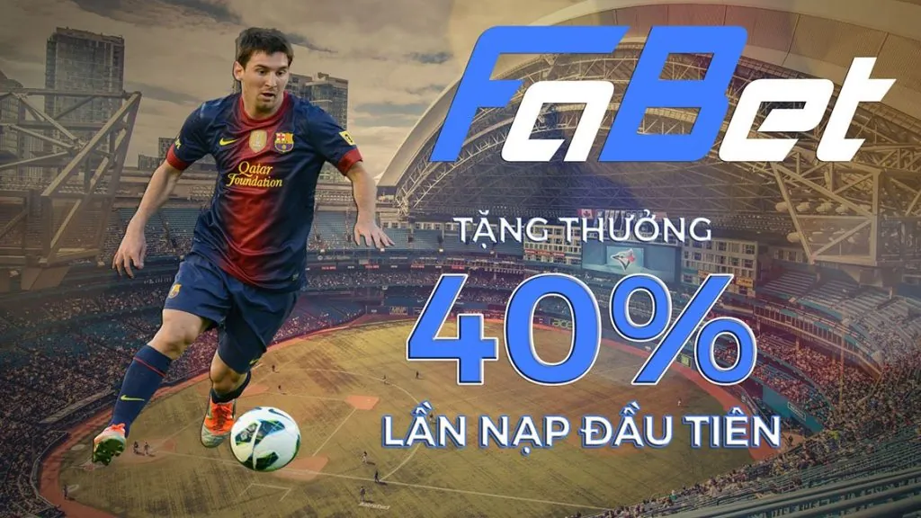 Một vận động viên tennis đang giao bóng mạnh mẽ trên sân, có logo m66 link vào.